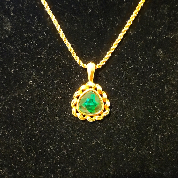 Women's Swarovski Crystal Emerald Green  Earrings and Necklace Set - Picture 4 of 9